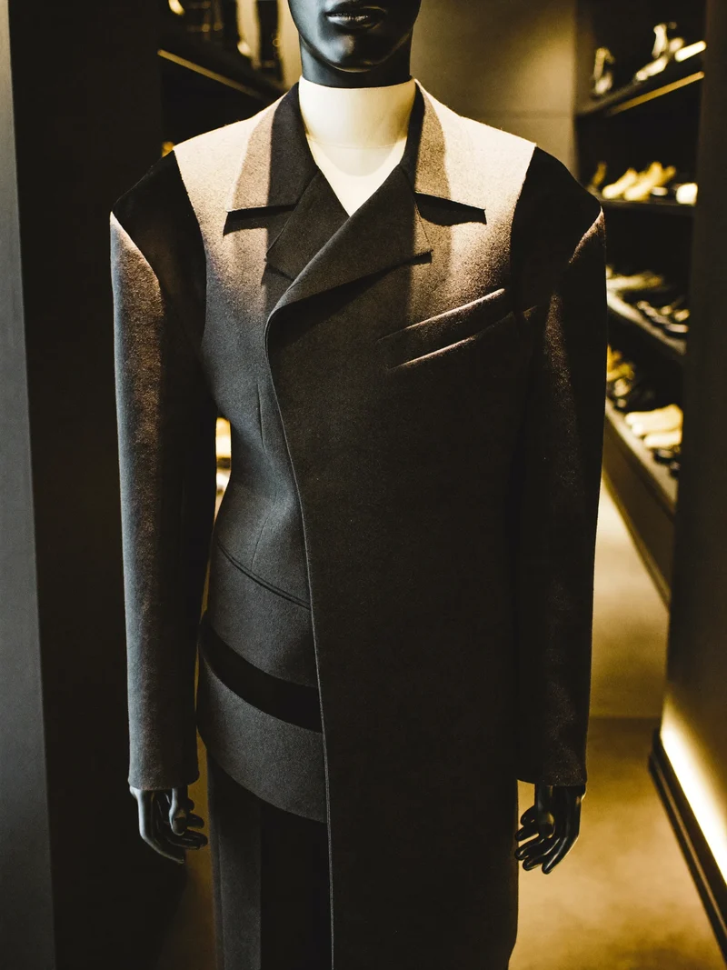 Studio illustrato di cappotto asimmetrico in lana carbone, concetto non in vendita.